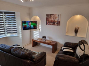 Dulverton house - 3 bed house /sleeps 6+ driveway+close to M1
